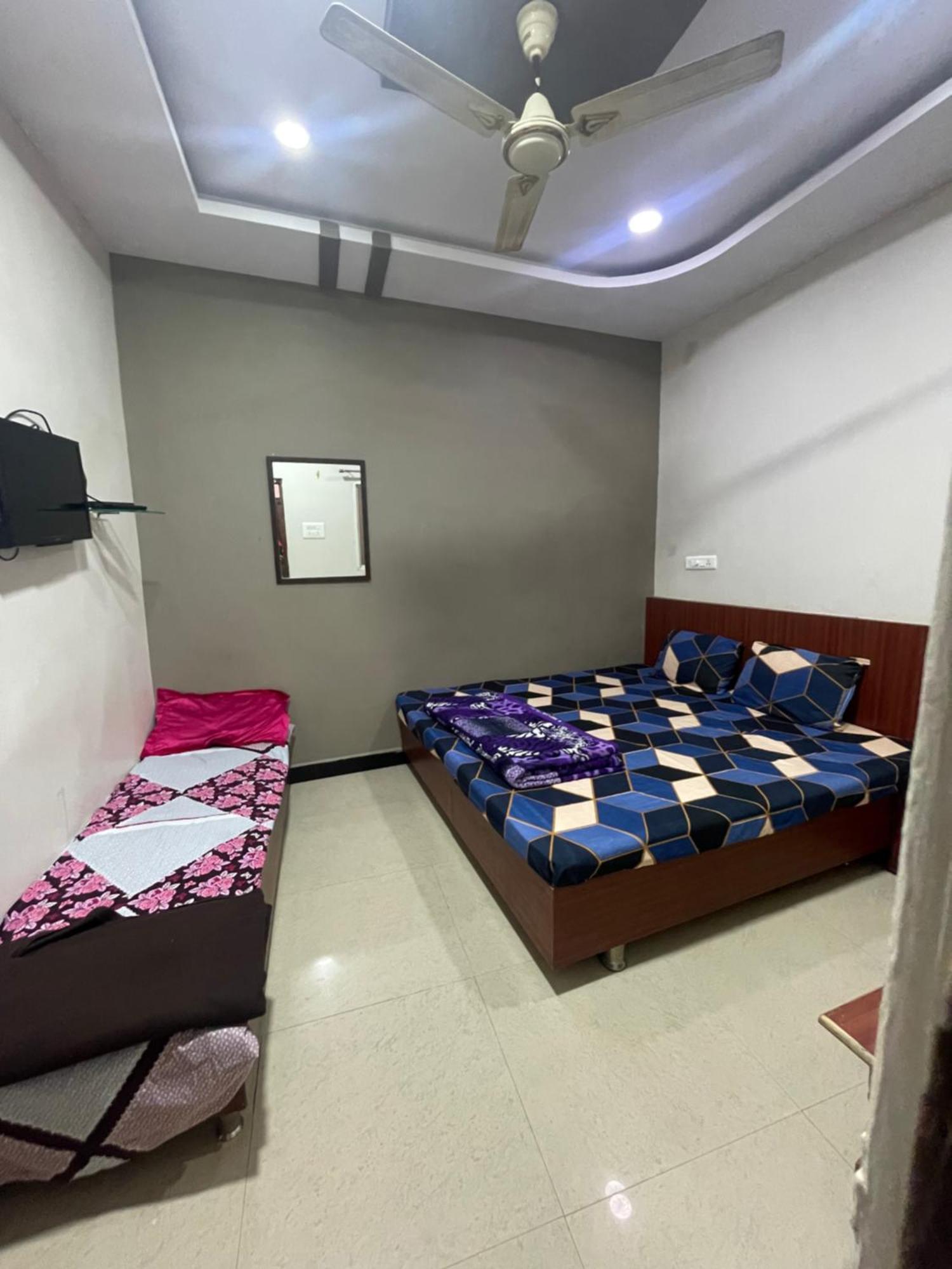Satguru Guest House Ujjain Eksteriør billede