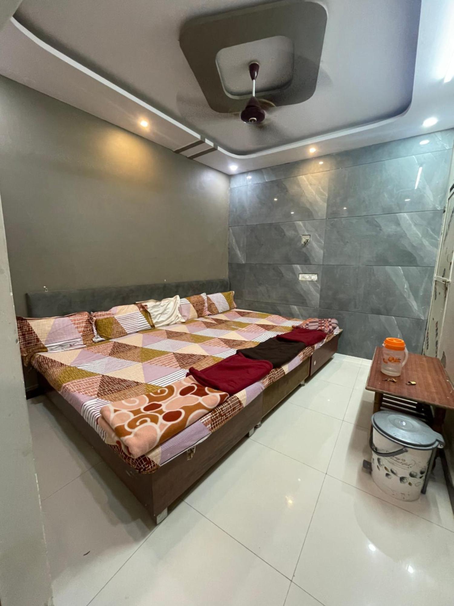 Satguru Guest House Ujjain Eksteriør billede