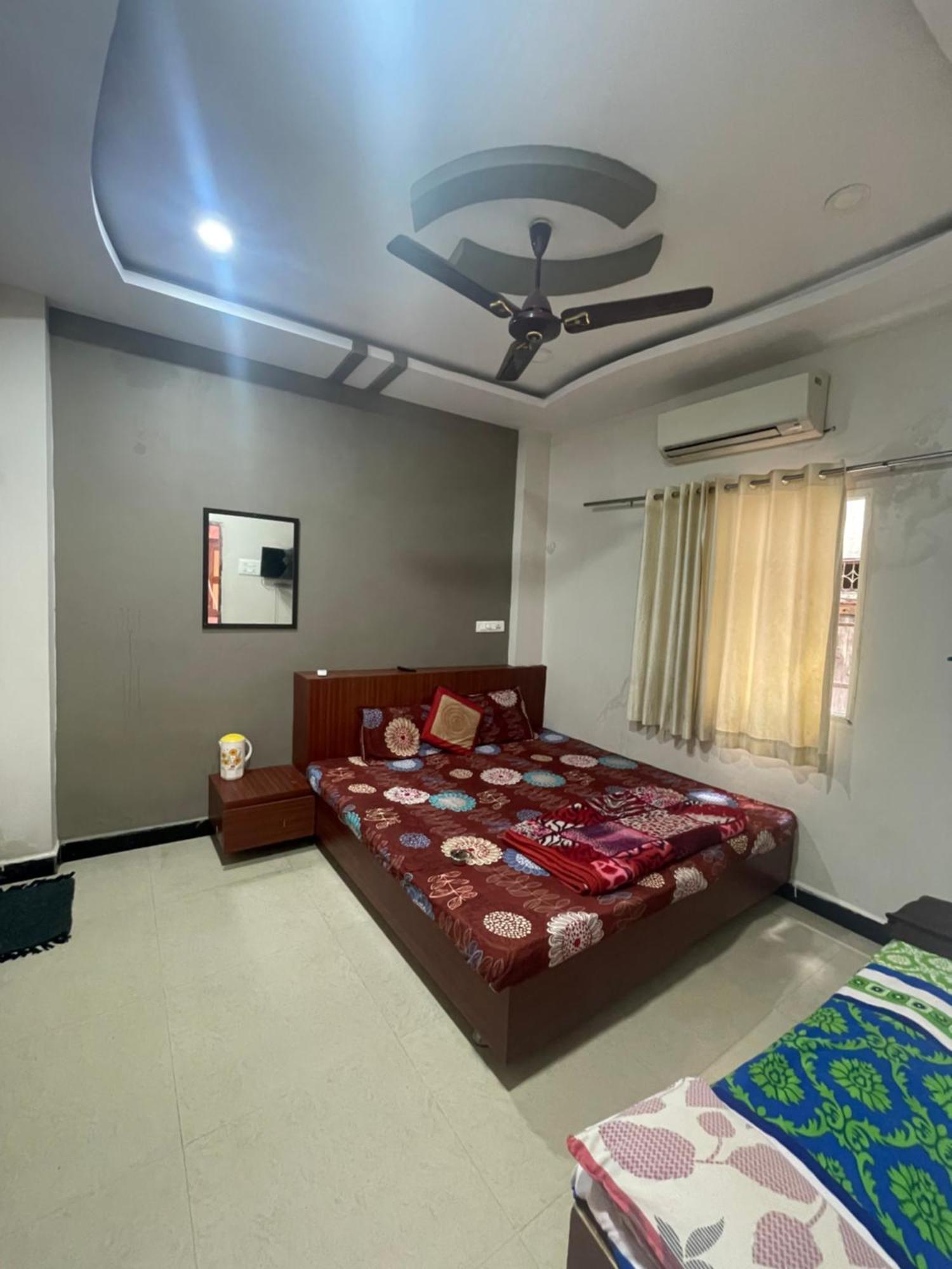 Satguru Guest House Ujjain Eksteriør billede